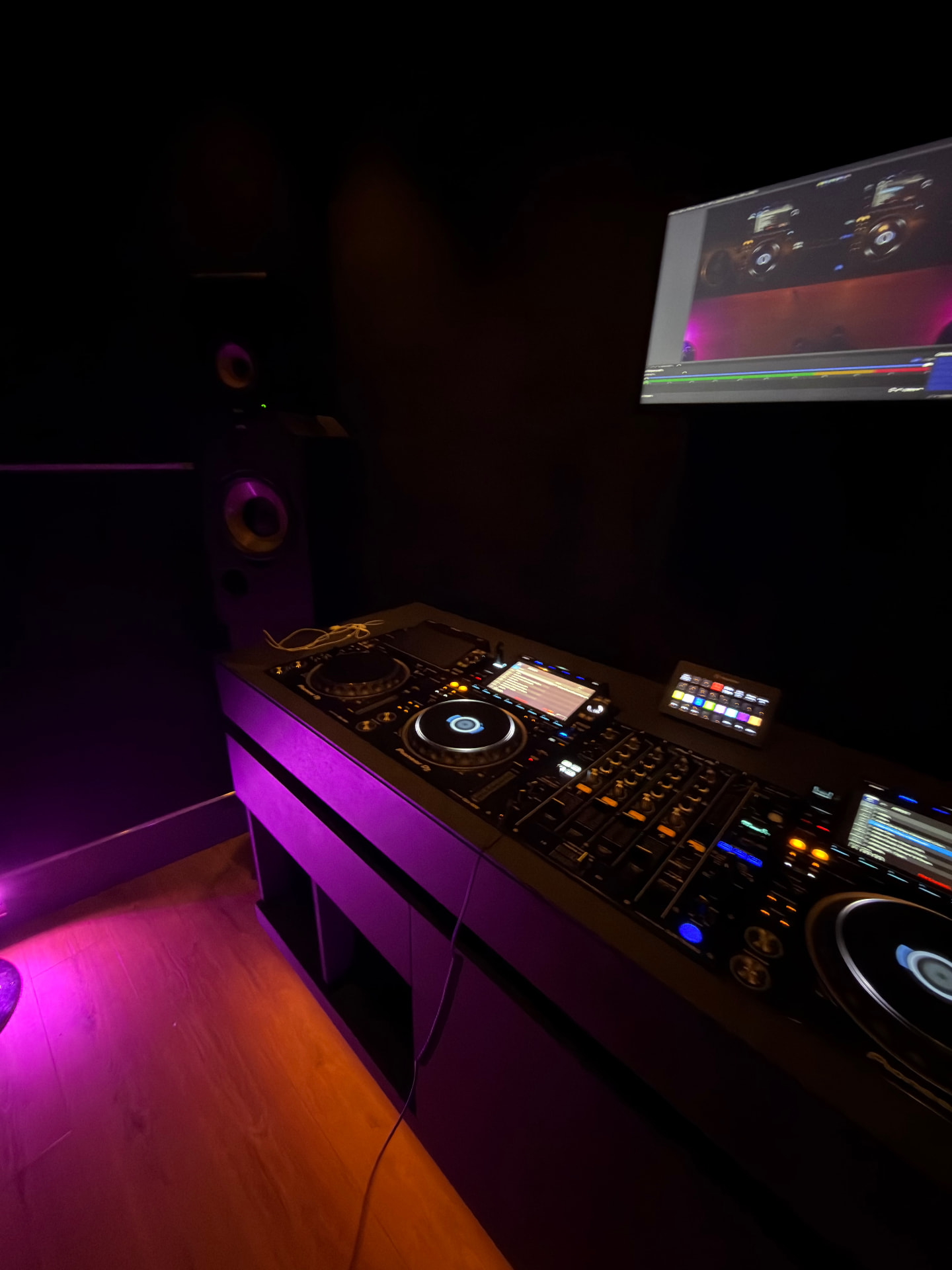 LBØ performing a DJ set